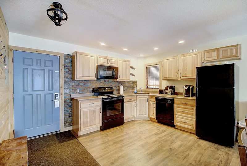 2BR Condo Getaway - Private Hot Tub, Fireplace