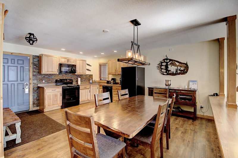2BR Condo Getaway - Private Hot Tub, Fireplace