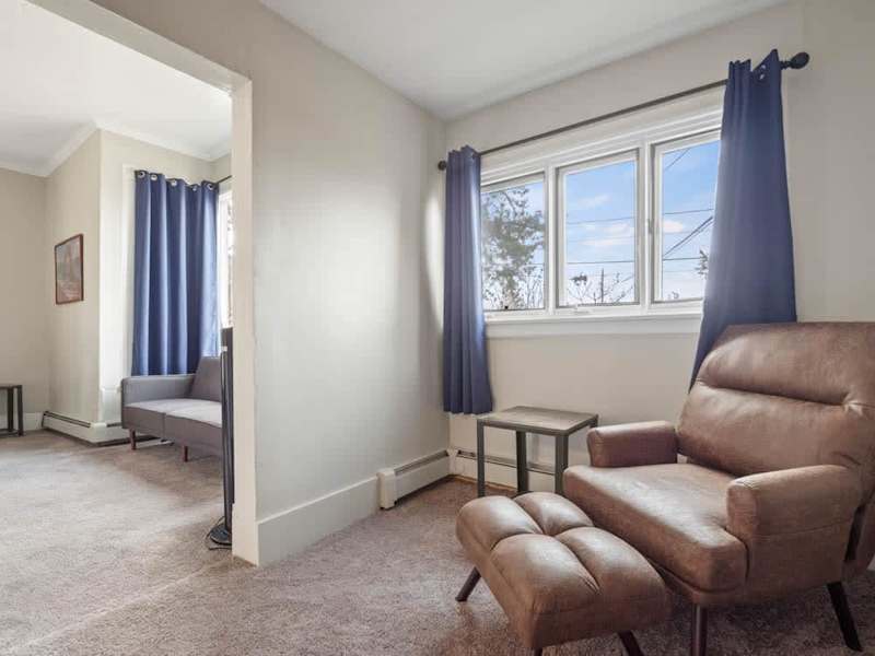 Large Suite -Sauna, Hot Tub, Pool Table, Deck, BBQ