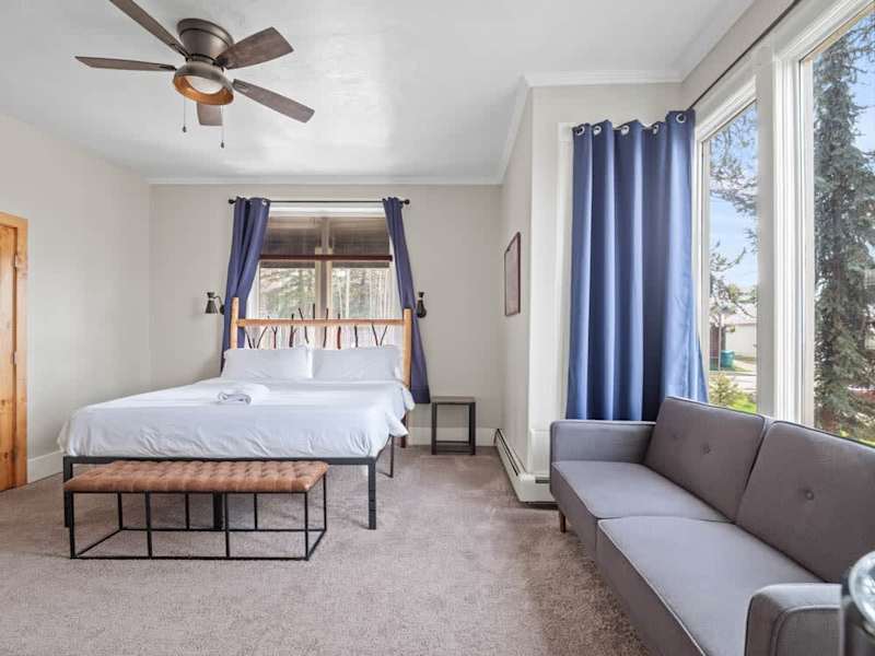 Mountain Hideaway — Arches King Suite, Leadville