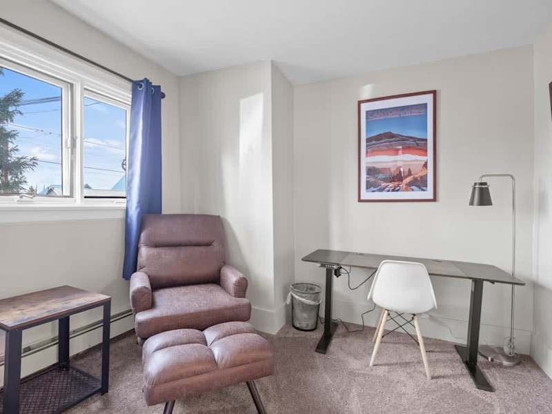 Large Suite -Sauna, Hot Tub, Pool Table, Deck, BBQ