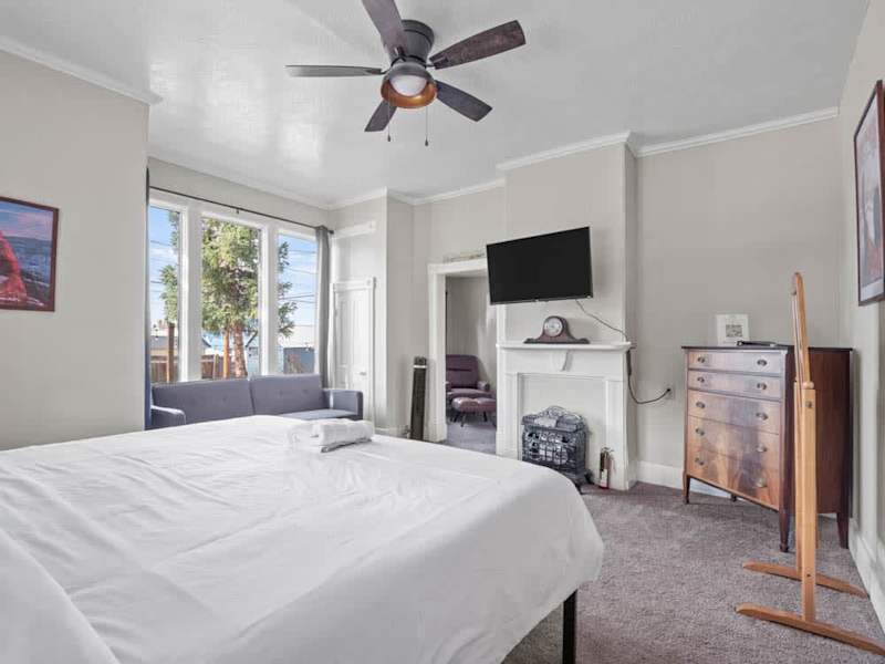 Large Suite -Sauna, Hot Tub, Pool Table, Deck, BBQ