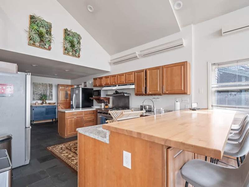 Large Suite -Sauna, Hot Tub, Pool Table, Deck, BBQ