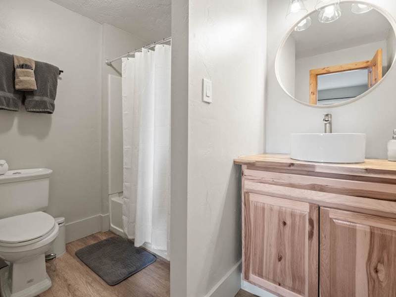 Large Suite -Sauna, Hot Tub, Pool Table, Deck, BBQ