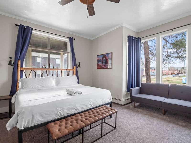 Large Suite -Sauna, Hot Tub, Pool Table, Deck, BBQ