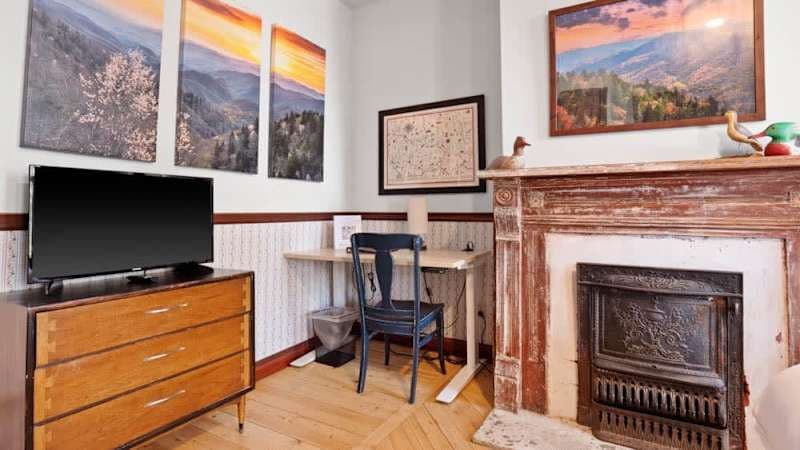 Suite: Hot Tub, Pool Table, Sauna, Grill