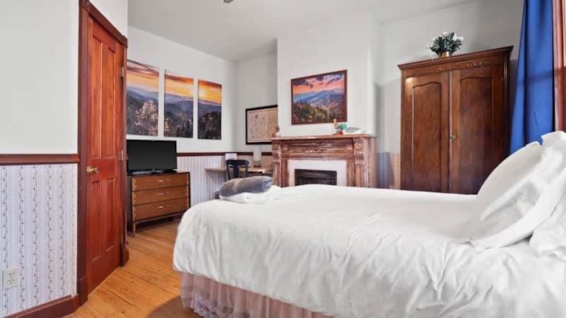 Suite: Hot Tub, Pool Table, Sauna, Grill