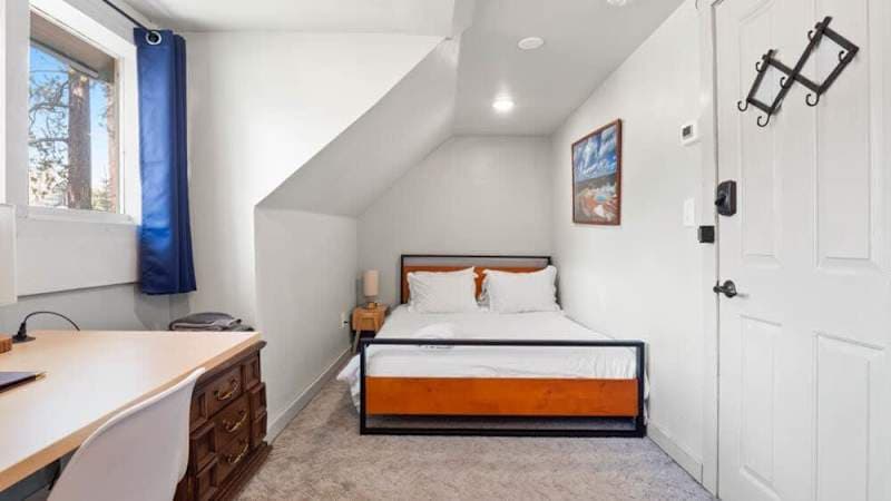 Cozy Suite w/ Hot Tub, Pool Table, Sauna, Deck