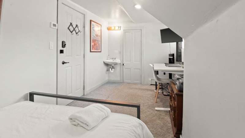 Cozy Suite w/ Hot Tub, Pool Table, Sauna, Deck