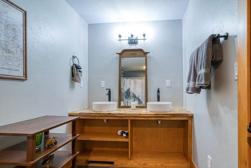 Suite: Hot Tub, Pool Table, Sauna and Grill