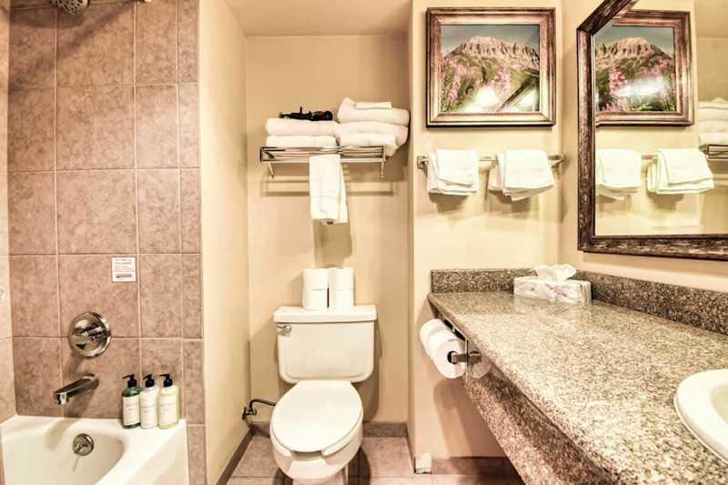 Perfect Location, Outdoor Pool and Hot Tub! 273