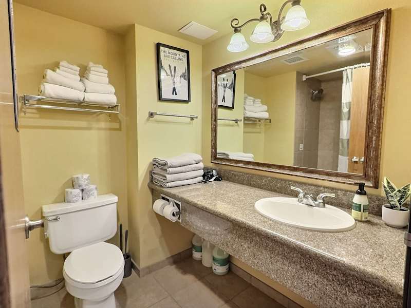 Top Floor Studio with Pool, Hot Tub, ski in-out