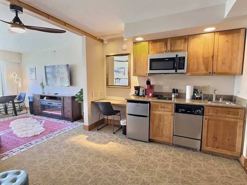 Top Floor Studio with Pool, Hot Tub, ski in-out