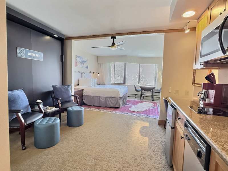 Top Floor Studio with Pool, Hot Tub, ski in-out