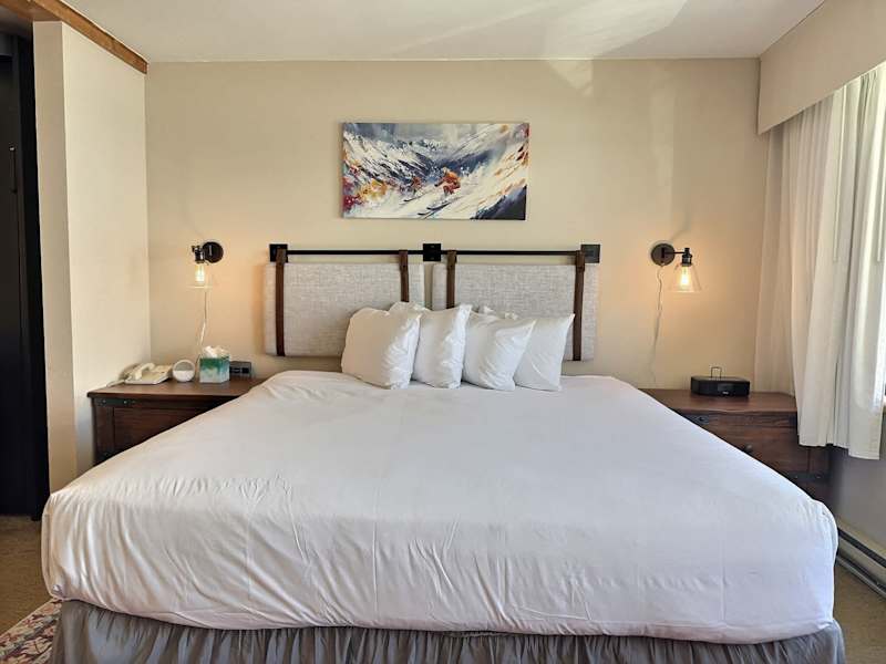 Top Floor Studio with Pool, Hot Tub, ski in-out