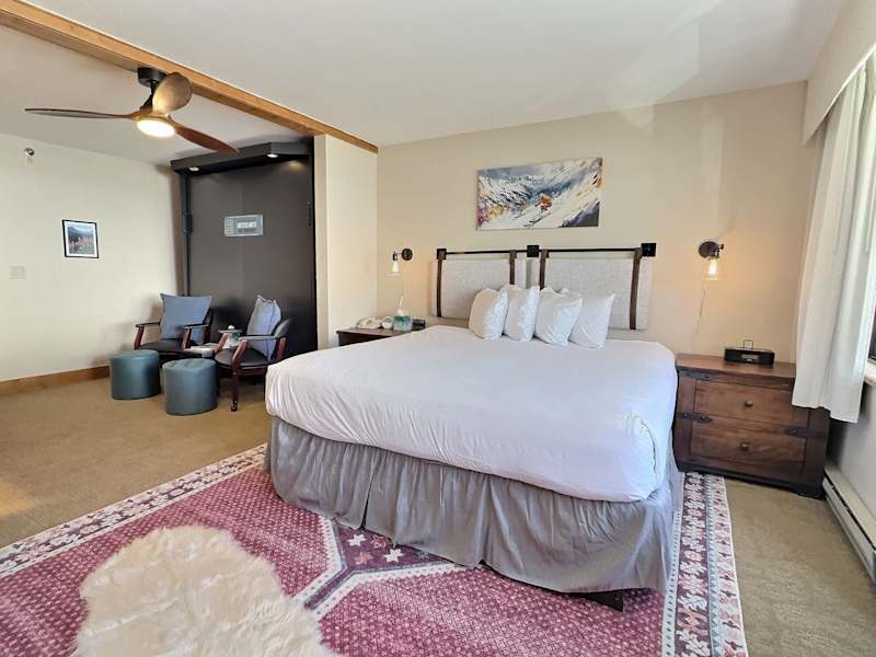 Top Floor Studio with Pool, Hot Tub, ski in-out