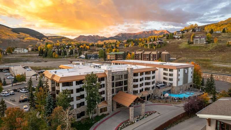 Top Floor Studio with Pool, Hot Tub, ski in-out