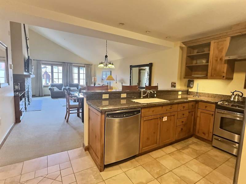 2 Bedroom Penthouse Condo at the Lodge at Mountaineer Square, Hot Tub and Pool