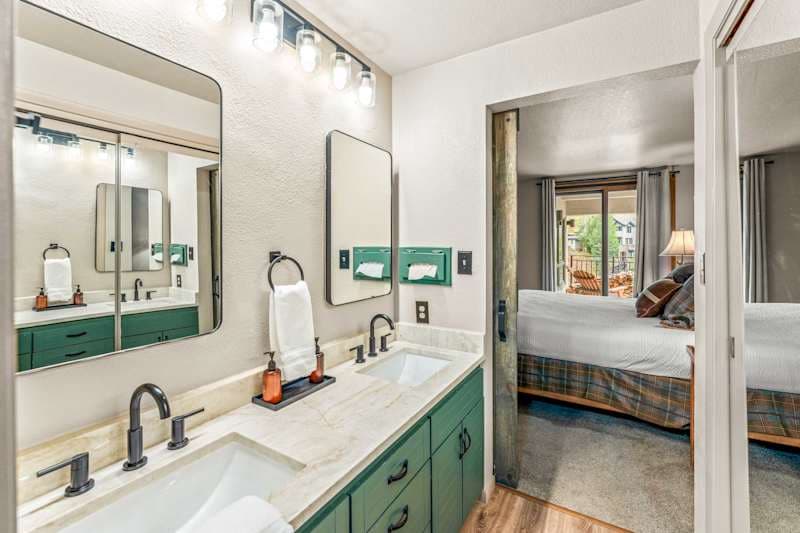 Plaza 432 — Walk-to-Lift 2BR Ski Condo with Hot Tubs