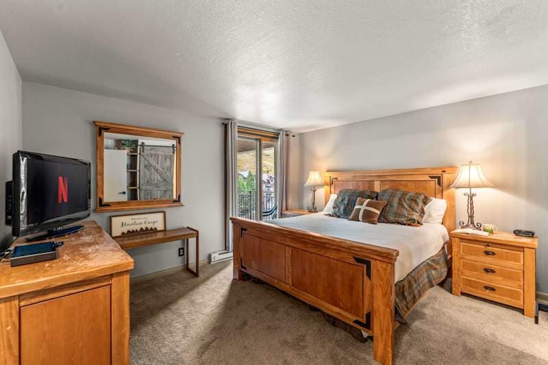 Plaza 432 — Walk-to-Lift 2BR Ski Condo with Hot Tubs