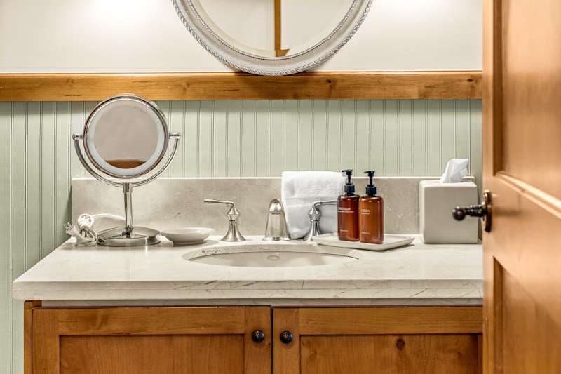 Ski-In/Out Condo with Spa Bath & Mountain Views