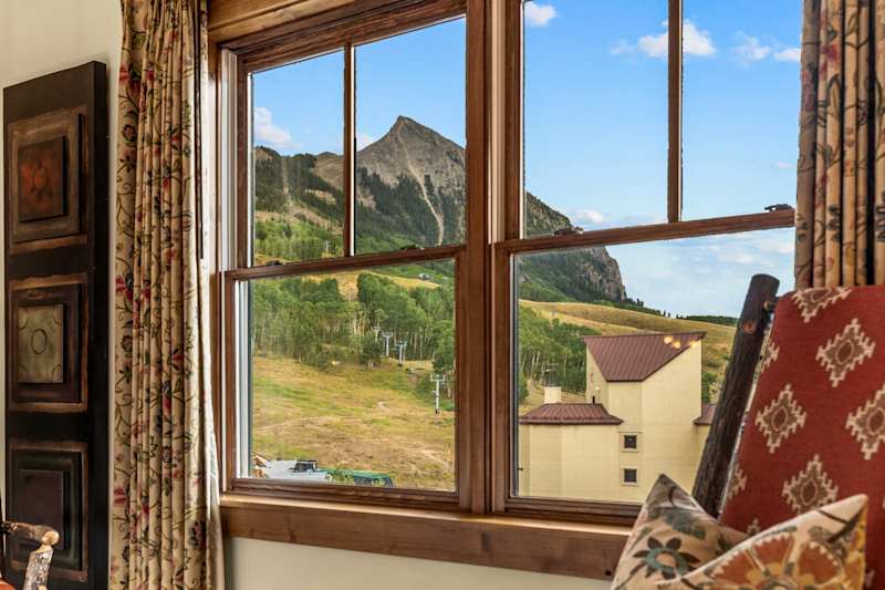 Ski-In/Out Condo with Spa Bath & Mountain Views