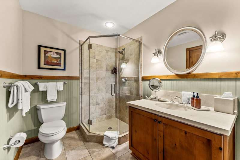 Ski-In/Out Condo with Spa Bath & Mountain Views