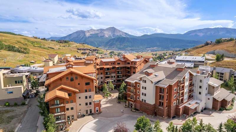 Ski-In/Out Condo with Spa Bath & Mountain Views