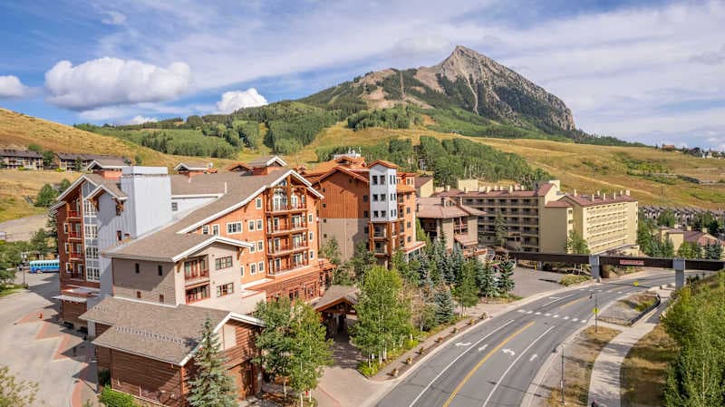 Beautiful 1 Bedroom with Full mountain views!