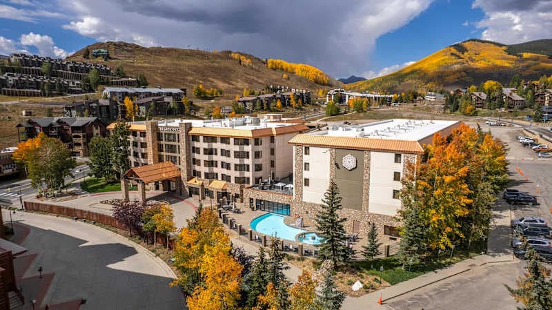 Studio Perfect Location 318 with Pool and Hot Tub