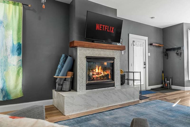Victorian off Main St w/ Hot Tub & Fire Place!