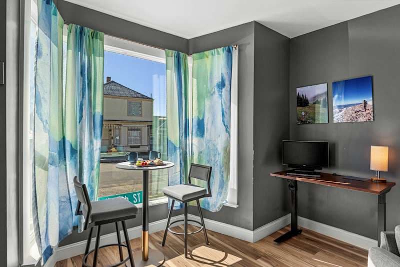 Victorian off Main St w/ Hot Tub & Fire Place!