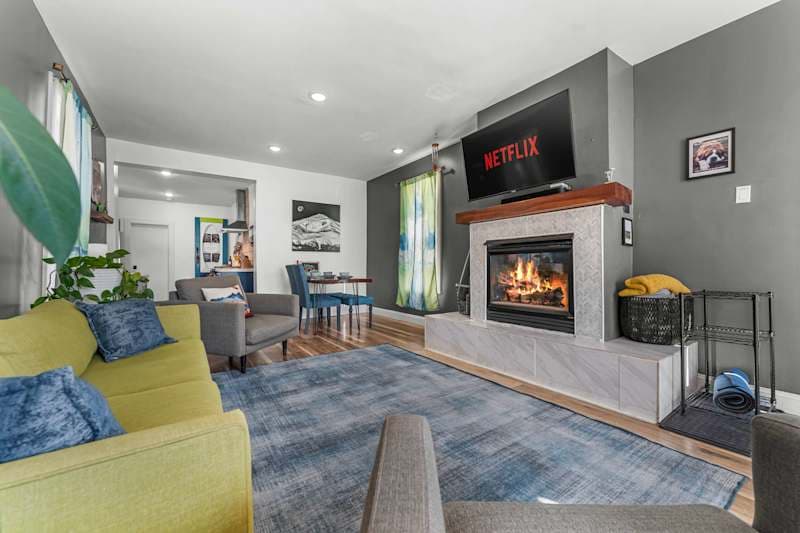 Victorian off Main St w/ Hot Tub & Fire Place!