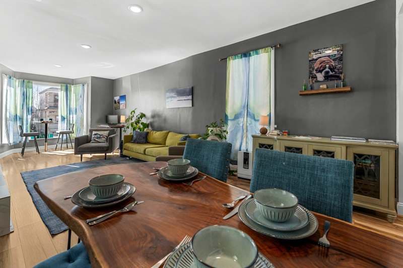 Victorian off Main St w/ Hot Tub & Fire Place!