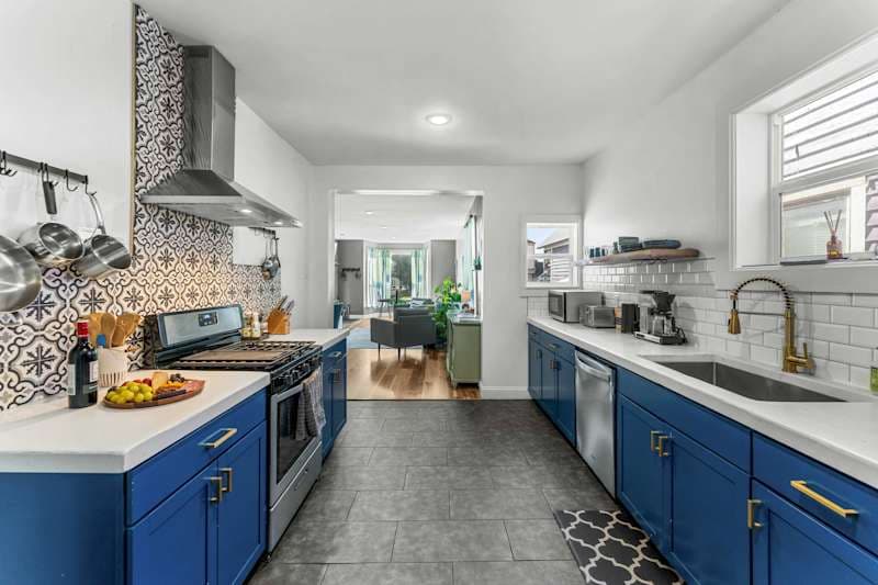 Victorian off Main St w/ Hot Tub & Fire Place!