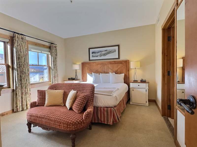 Mountaineer Square 313 — Ski-Base Condo, Pool & Hot Tub