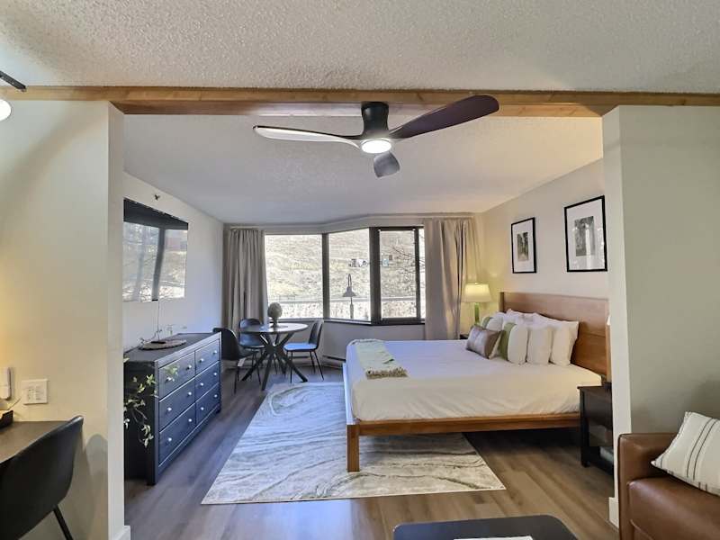 Renovated Studio | Walk to Lifts | Pool & Hot Tub