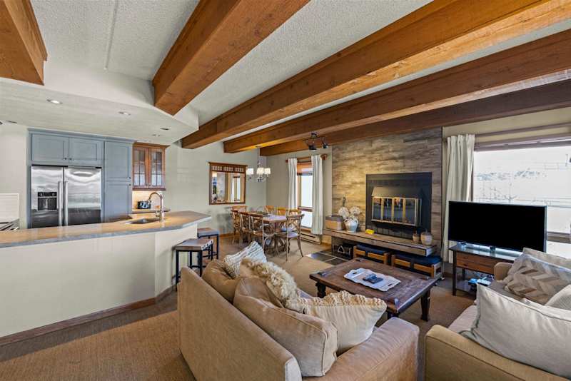 Modern Finishes and Cozy Vibes Plaza 2 BR mtn view