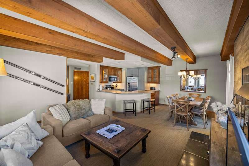 Modern Finishes and Cozy Vibes Plaza 2 BR mtn view