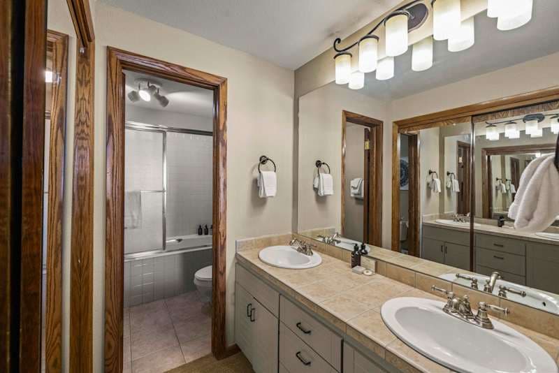Modern Finishes and Cozy Vibes Plaza 2 BR mtn view