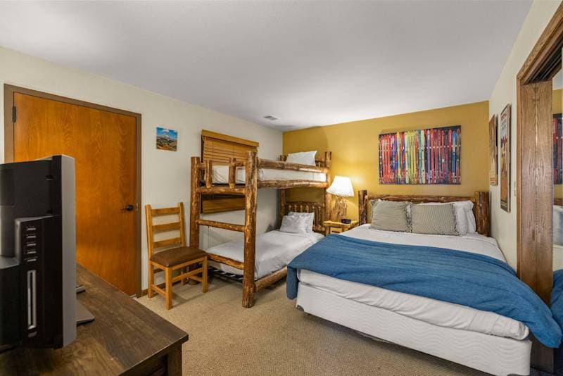 The Plaza 134 — 3BR Walk-to-Lift Condo in Mt Crested Butte | Traverse