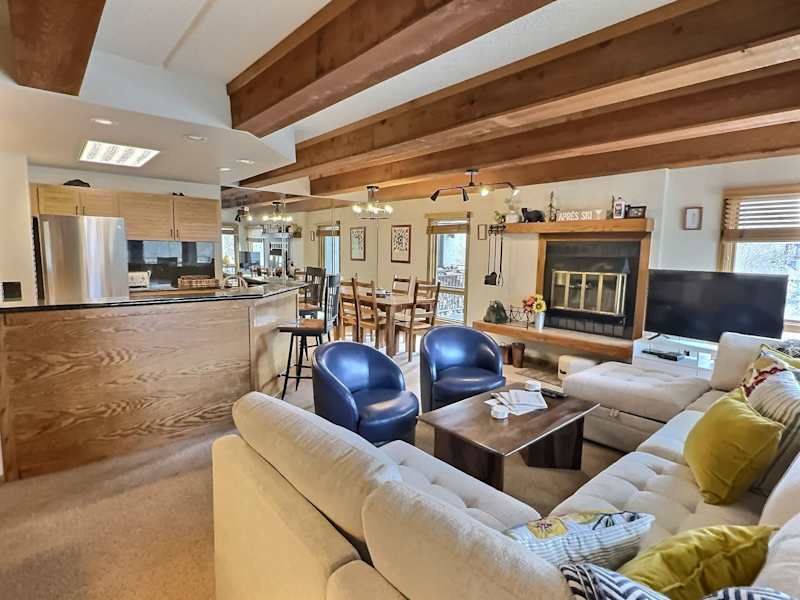 The Plaza 239 — Ski-In Access & 2 Hot Tubs