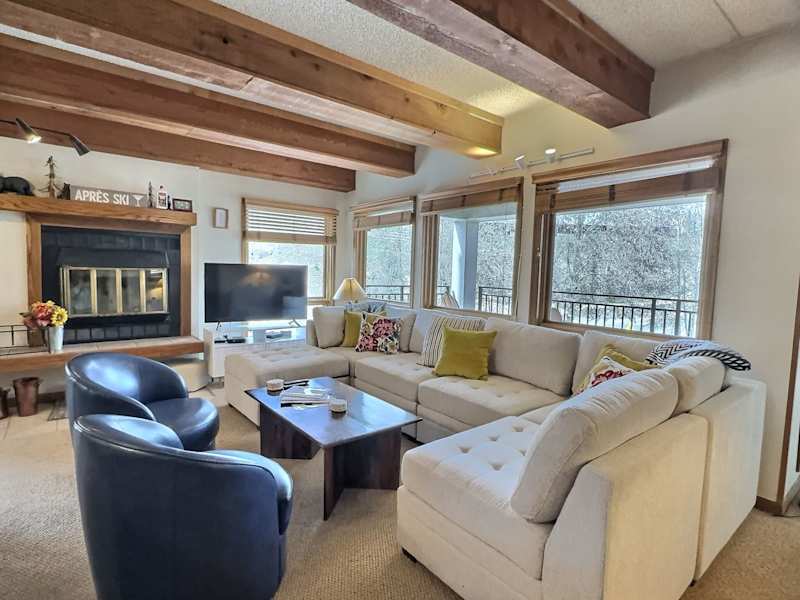 The Plaza 239 — Ski-In Access & 2 Hot Tubs