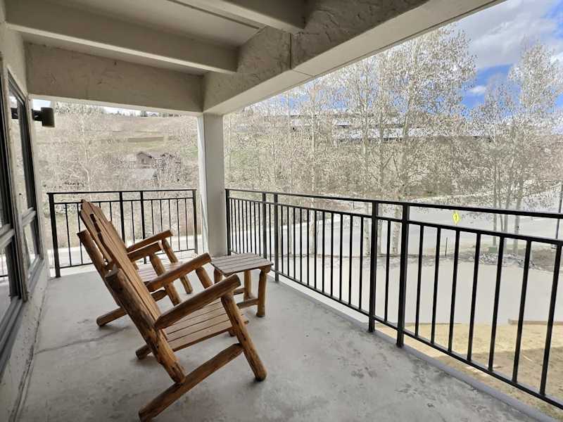 The Plaza 239 — Ski-In Access & 2 Hot Tubs