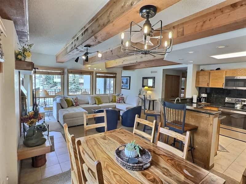 The Plaza 239 — Ski-In Access & 2 Hot Tubs
