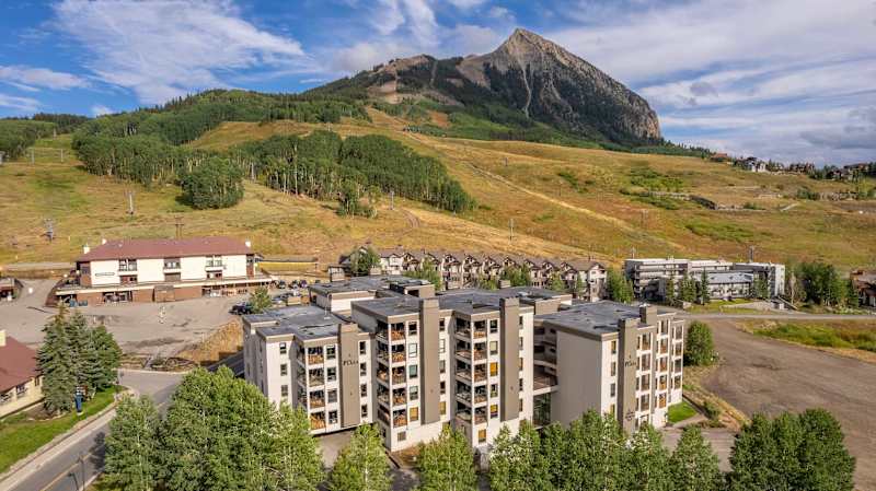 The Plaza 239 — Ski-In Access & 2 Hot Tubs