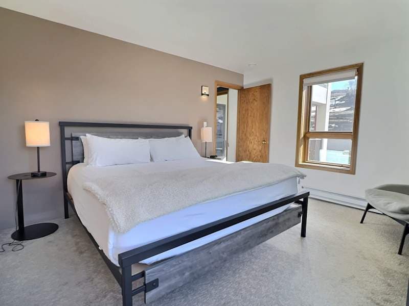 The Plaza 233 — Walk to CBMR & 2 Hot Tubs