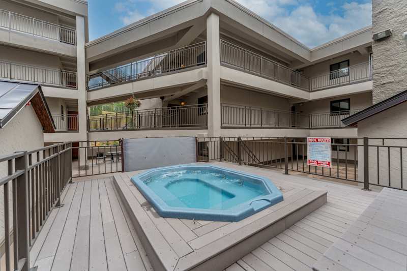 The Plaza 233 — Walk to CBMR & 2 Hot Tubs