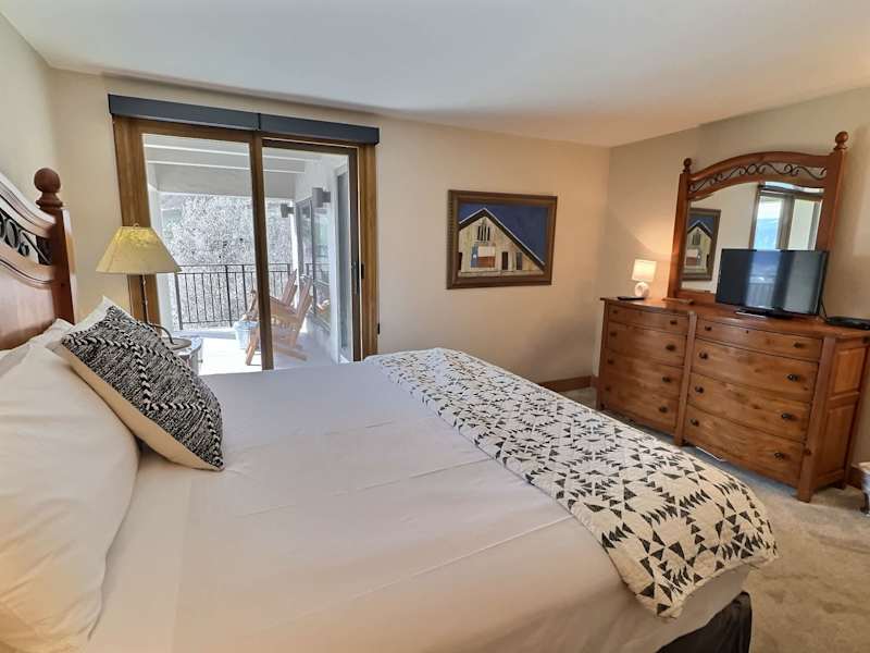 The Plaza 336 — Walk to Crested Butte Lifts & 2 Hot Tubs
