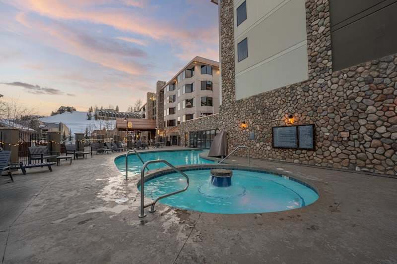 Grand Lodge Crested Butte Ski-In/Out Condo #207